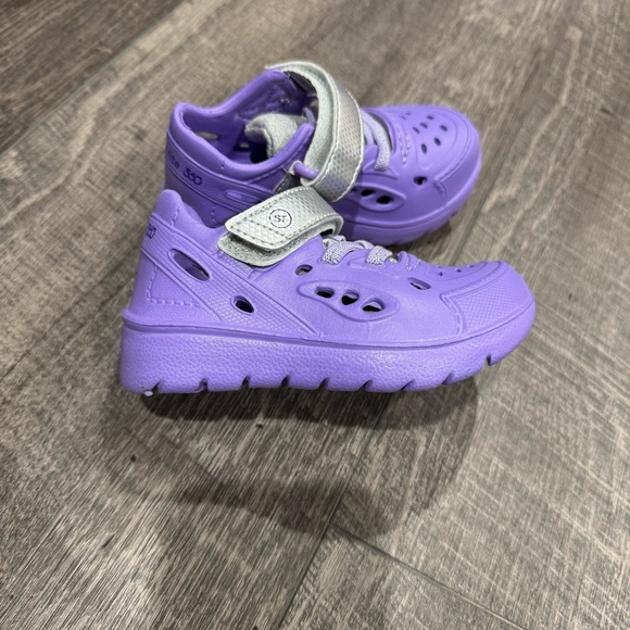 Stride‎ Rite size 5 Kids Purple and Silver Shoes - Picture 1 of 8